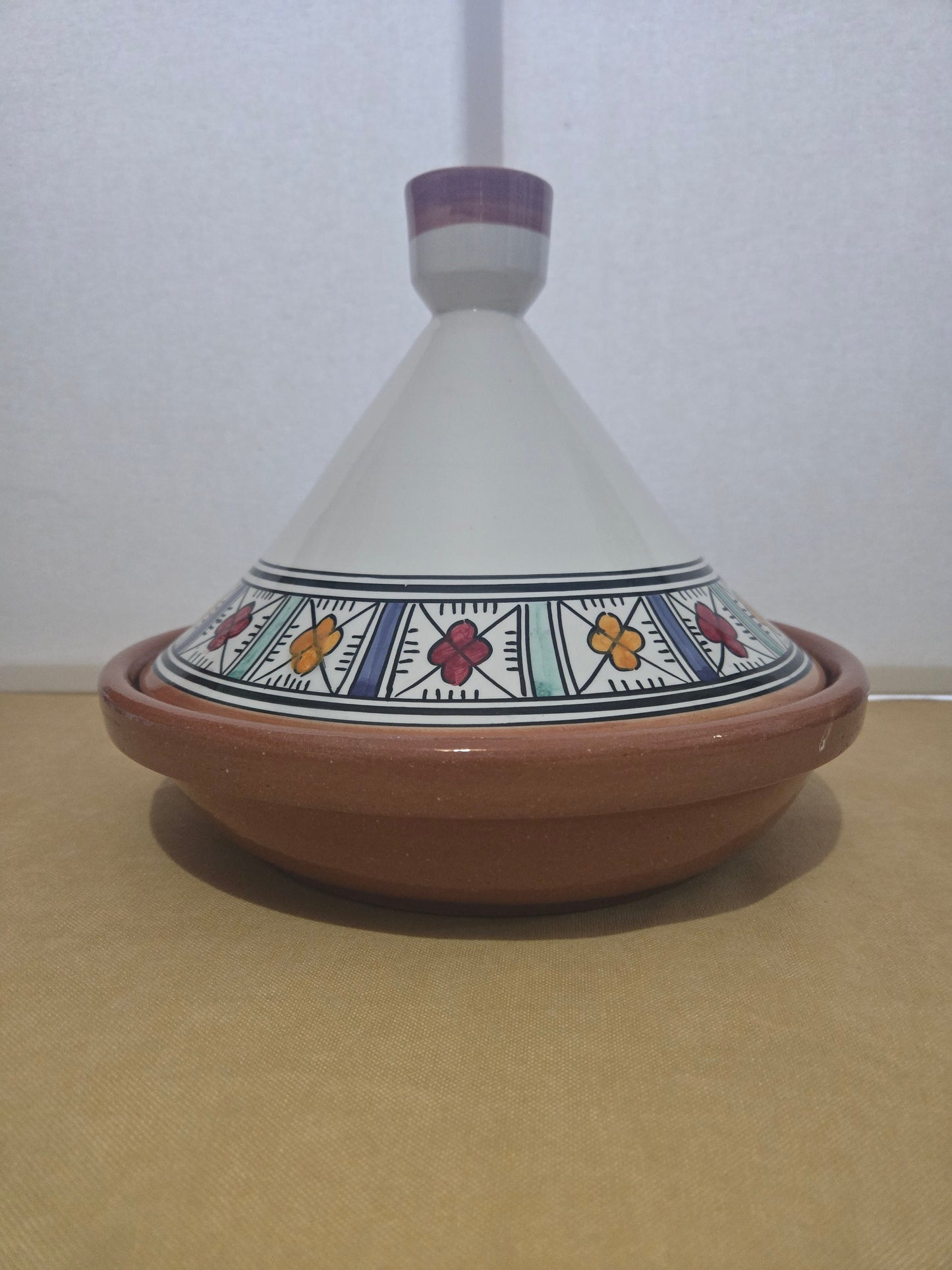 Handgefertigter Marokkanischer Keramik-Tajine – Traditionelles Koch- und Serviergefäß