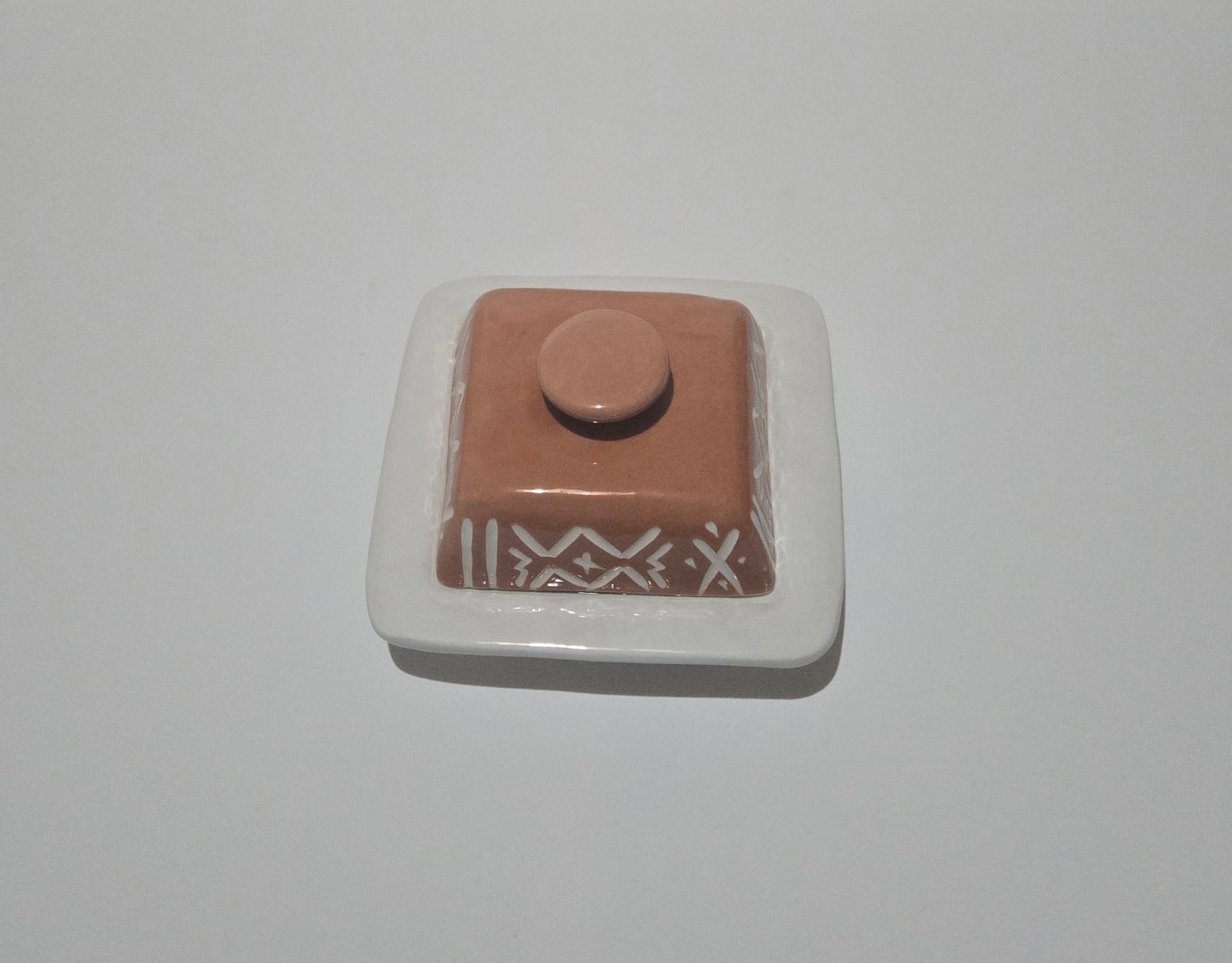 Marokkanische Keramik Butterdose Terrakotta weiße Amazigh Gravuren mit Deckel — Atlas & Nile