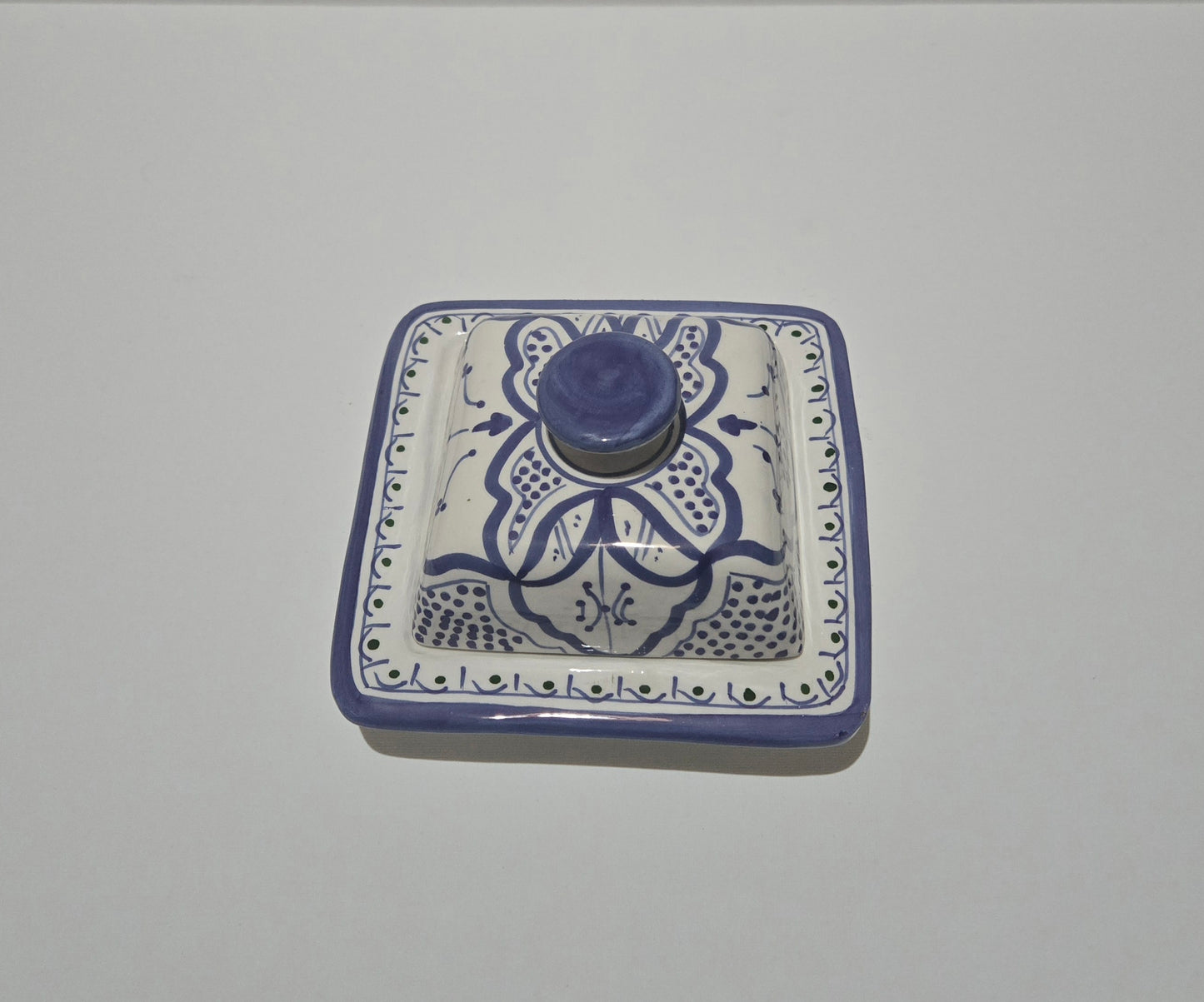 Marokkanische Keramik Butterdose Detailaufnahme handbemaltes Amazigh Muster — Atlas & Nile
