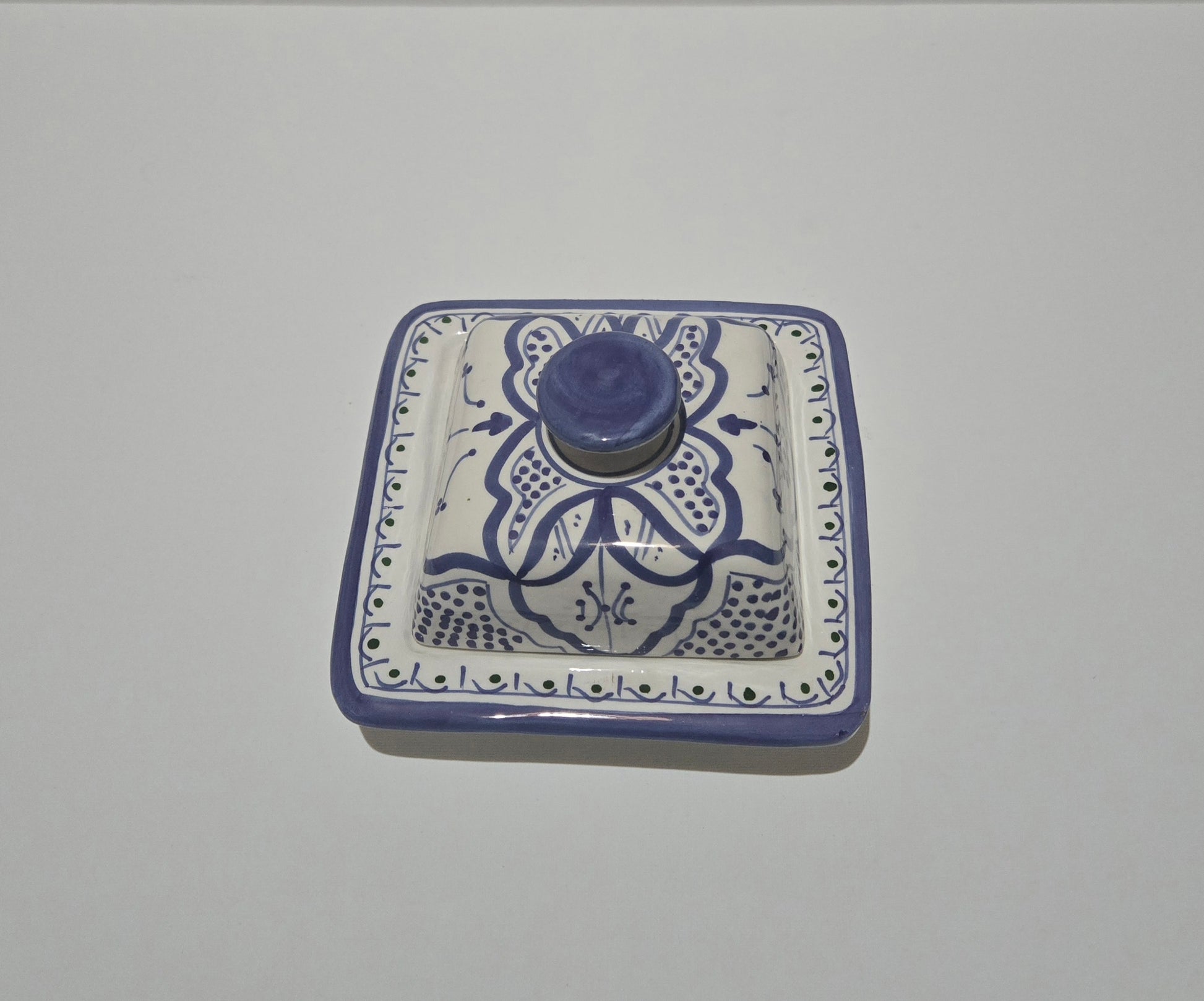Marokkanische Keramik Butterdose Detailaufnahme handbemaltes Amazigh Muster — Atlas & Nile